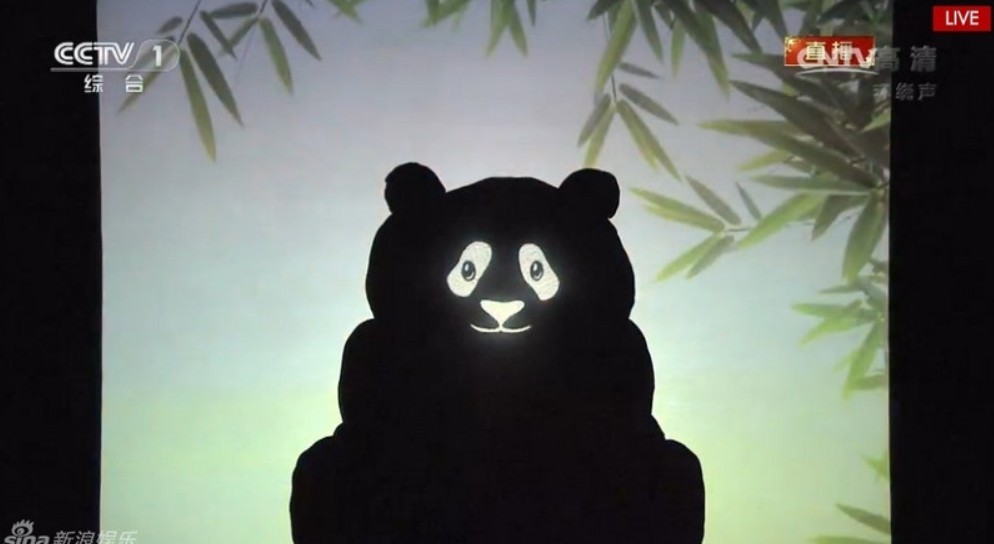 舞者们在舞台幕布后面,用自己的影子塑造出大熊猫,长城,太庙,石狮